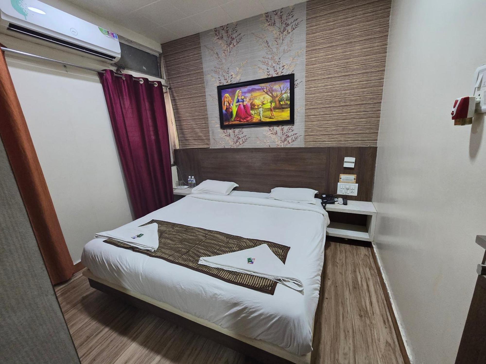 Hotel Darshan Executive Tuljapur Kültér fotó