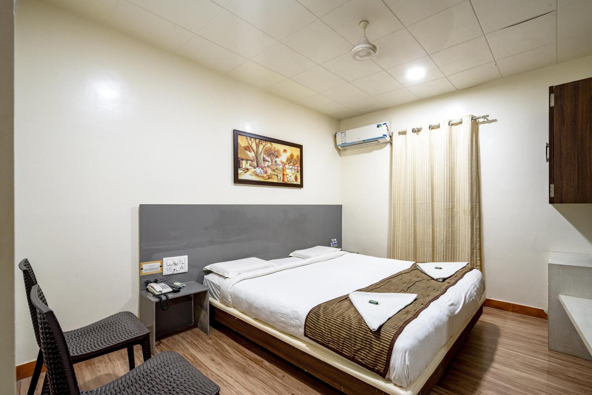Hotel Darshan Executive Tuljapur Kültér fotó